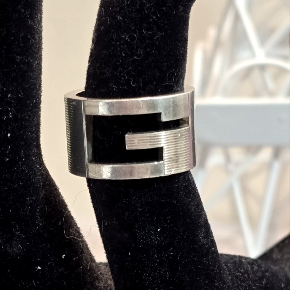Gucci Silver G Logo Band Ring